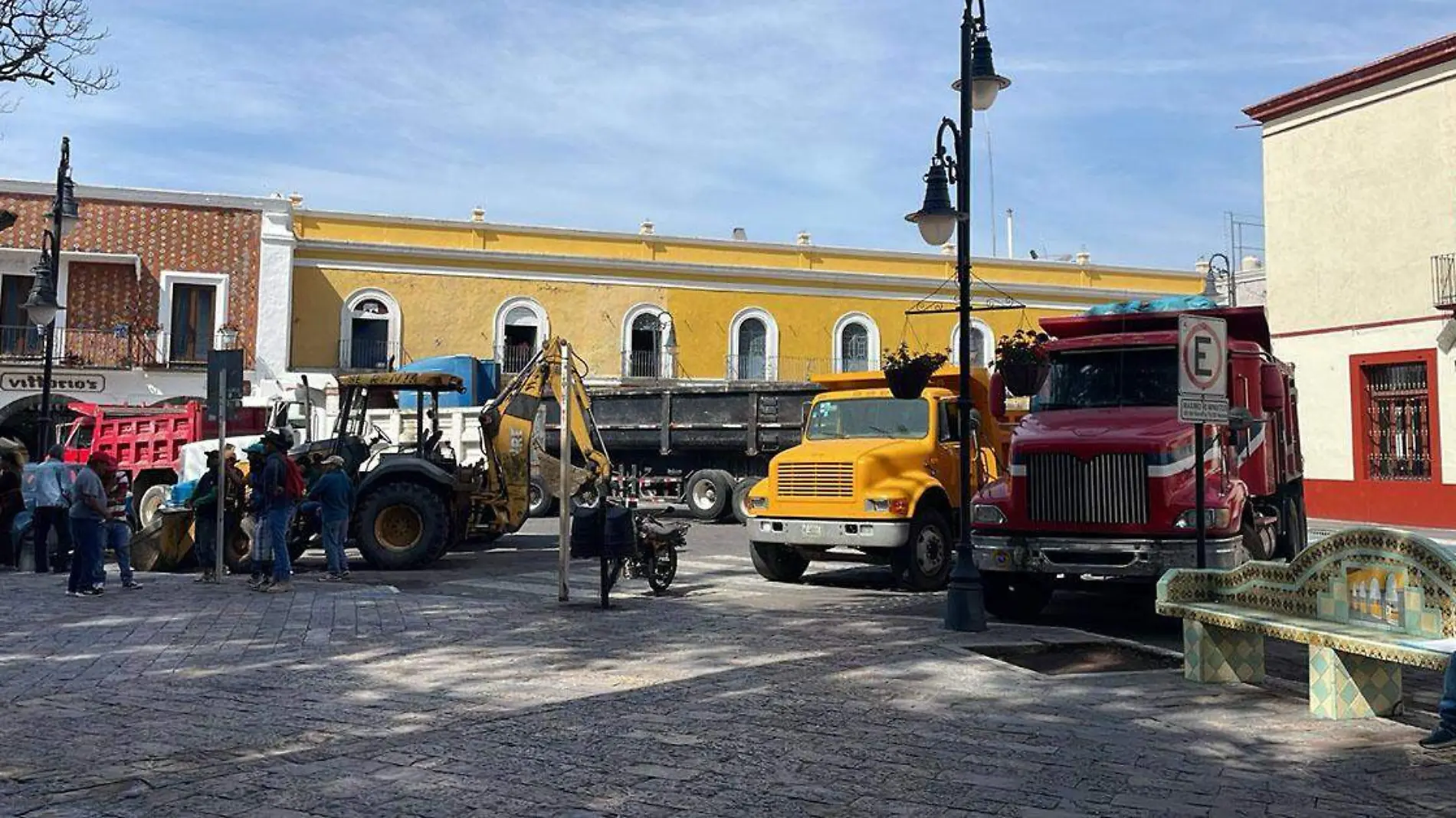 Transportistas pertenecientes a tres sindicatos diferentes bloquearon las calles del zócalo del municipio de Atlixco